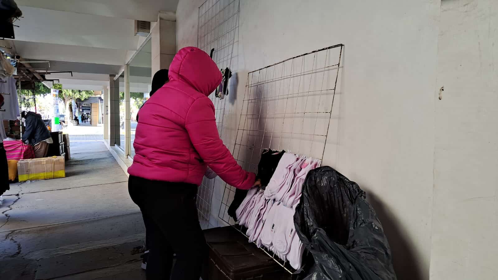 Una persona con una chamarra gruesa para abrigarse del intenso frío en Guasave