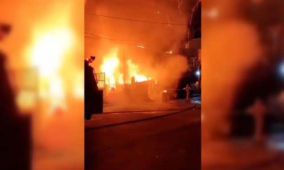 Fuerte incendio acaba con tres inmuebles en Tijuana