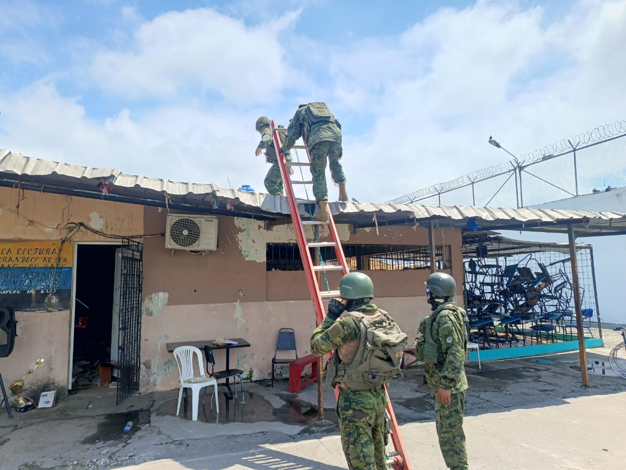 Fuerzas Armadas dejan sin internet a prisioneros en Ecuador