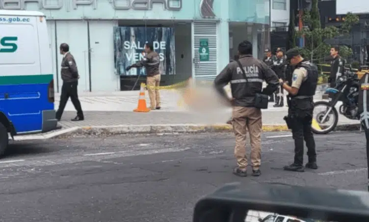 presunto funcionario de la fiscalía cae de edificio en Ecuador