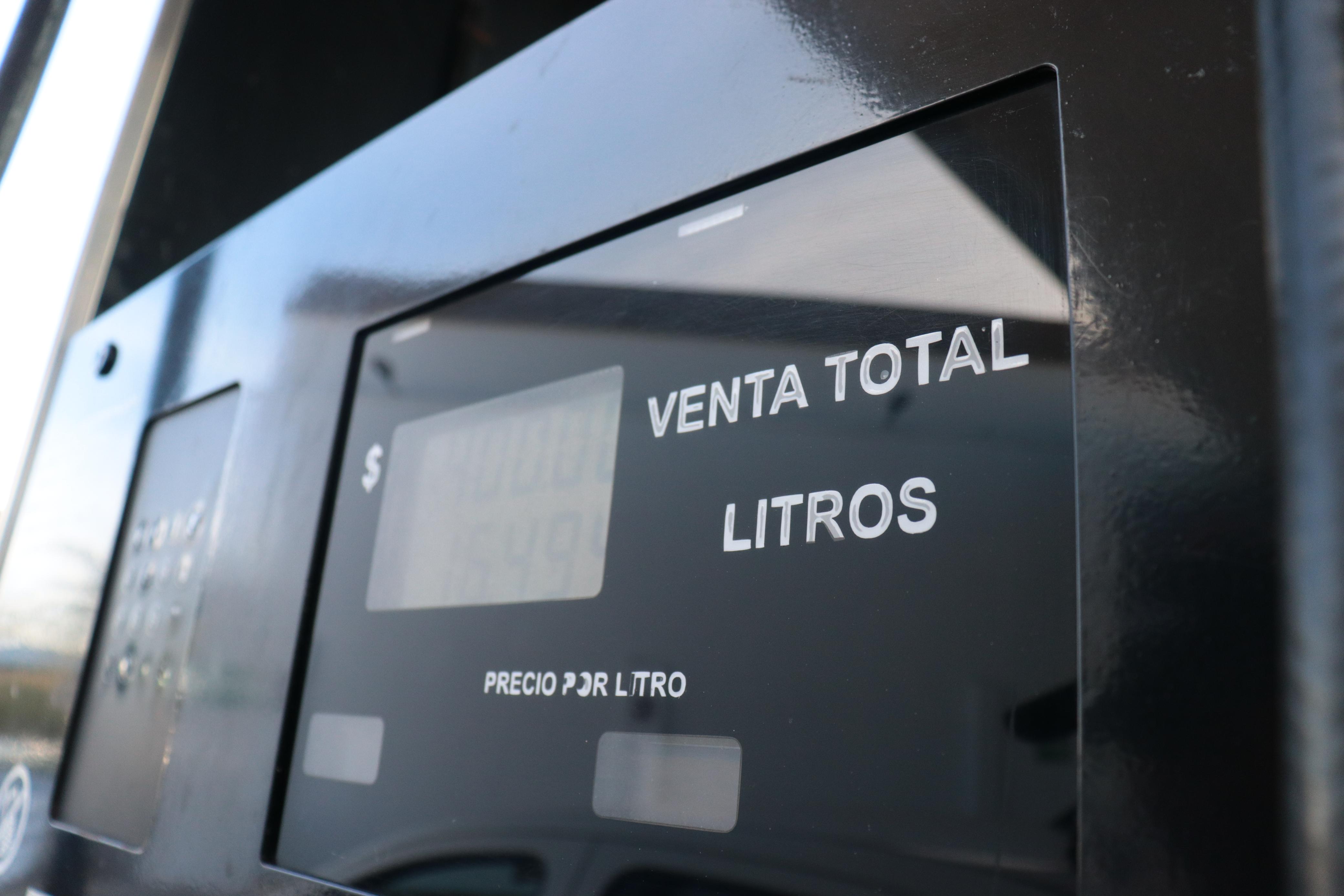 Parte de la bomba de gasolina donde marca el precio y los litros