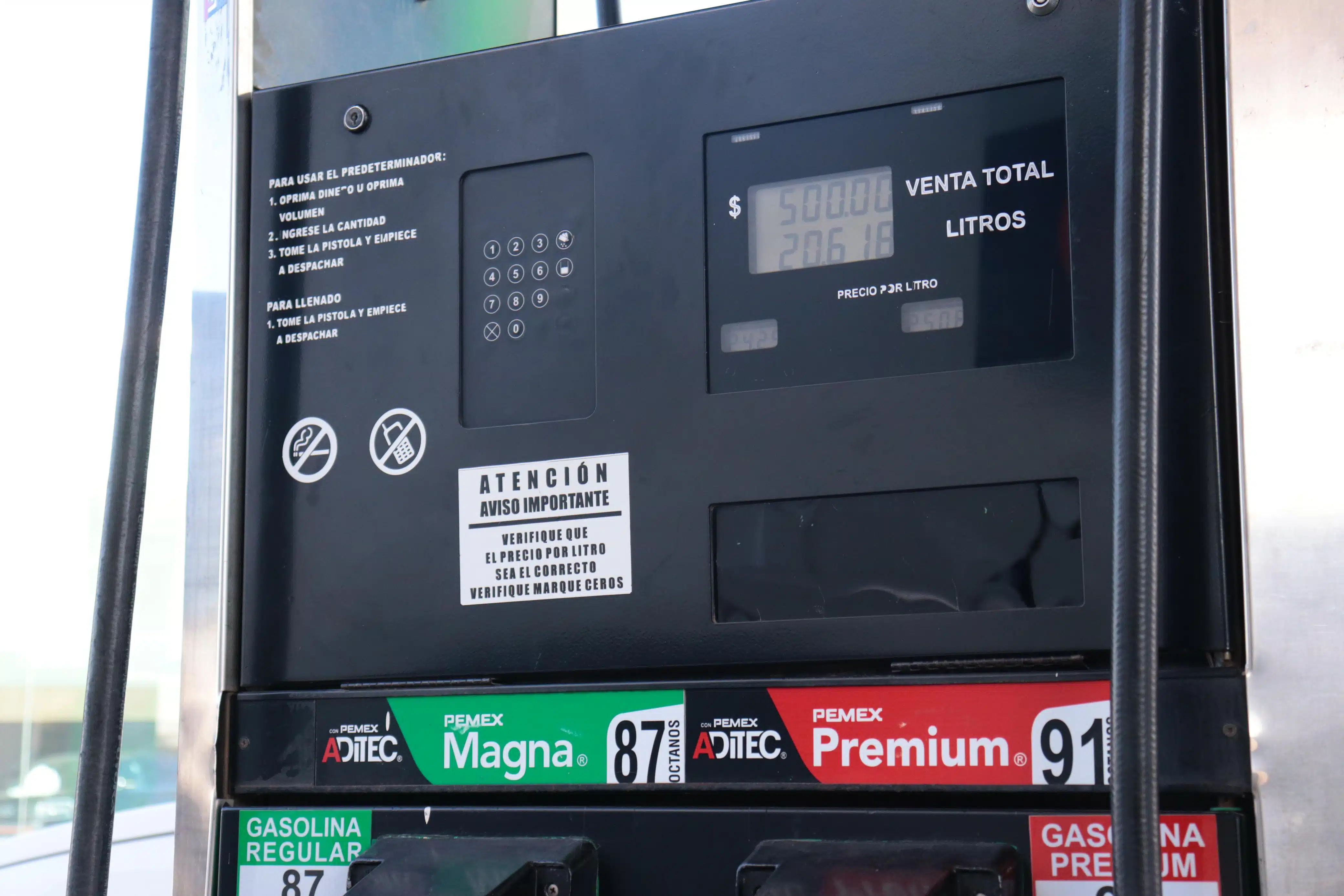 Parte de la bomba de gasolina donde marca el precio y los litros