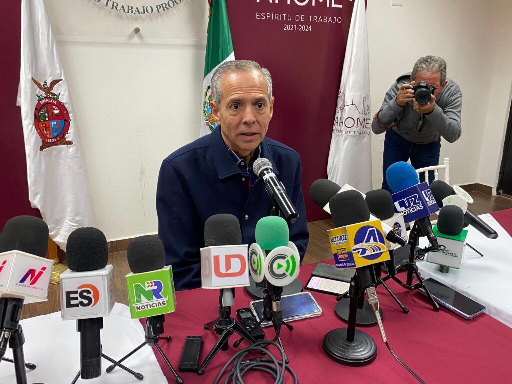 Gerardo Vargas Landeros en conferencia de prensa con los medios de comunicación en Los Mochis