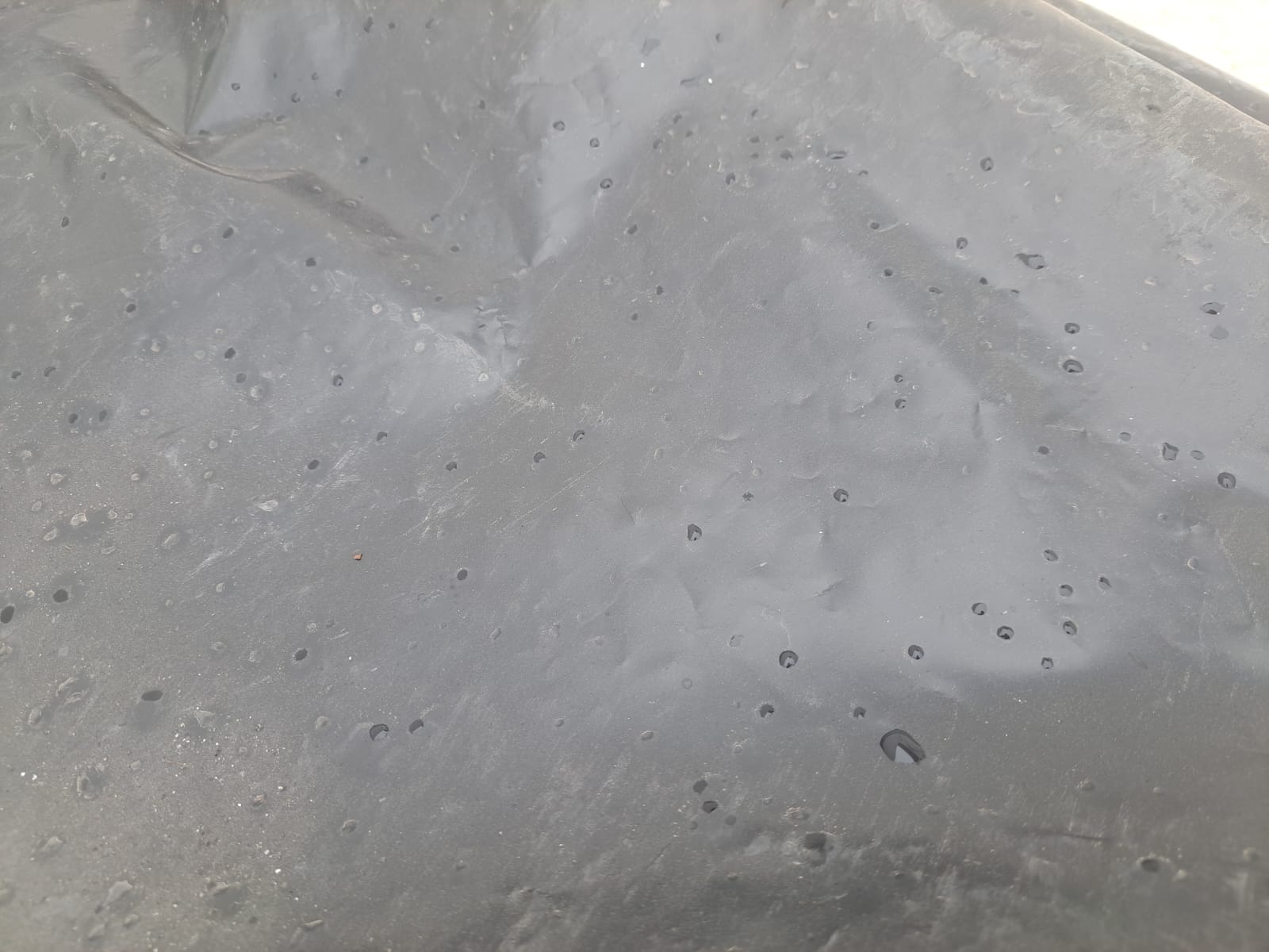 Gotitas de lluvia en un cristal de un carro en Los Mochis
