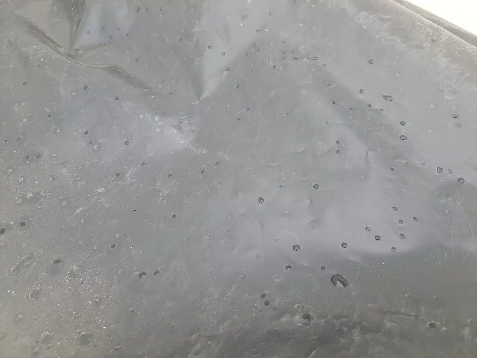 Gotitas de lluvia en un cristal de un carro en Los Mochis