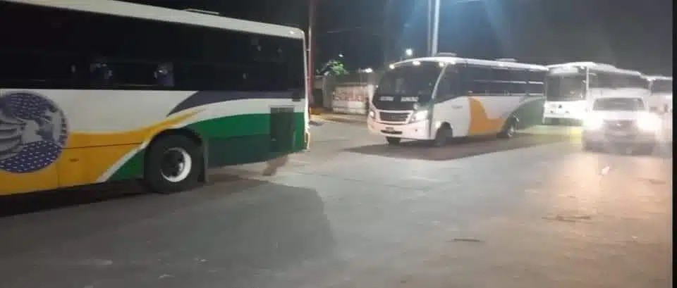 Guardia Nacional detiene 12 autobuses con más de 400 migrantes en Veracruz