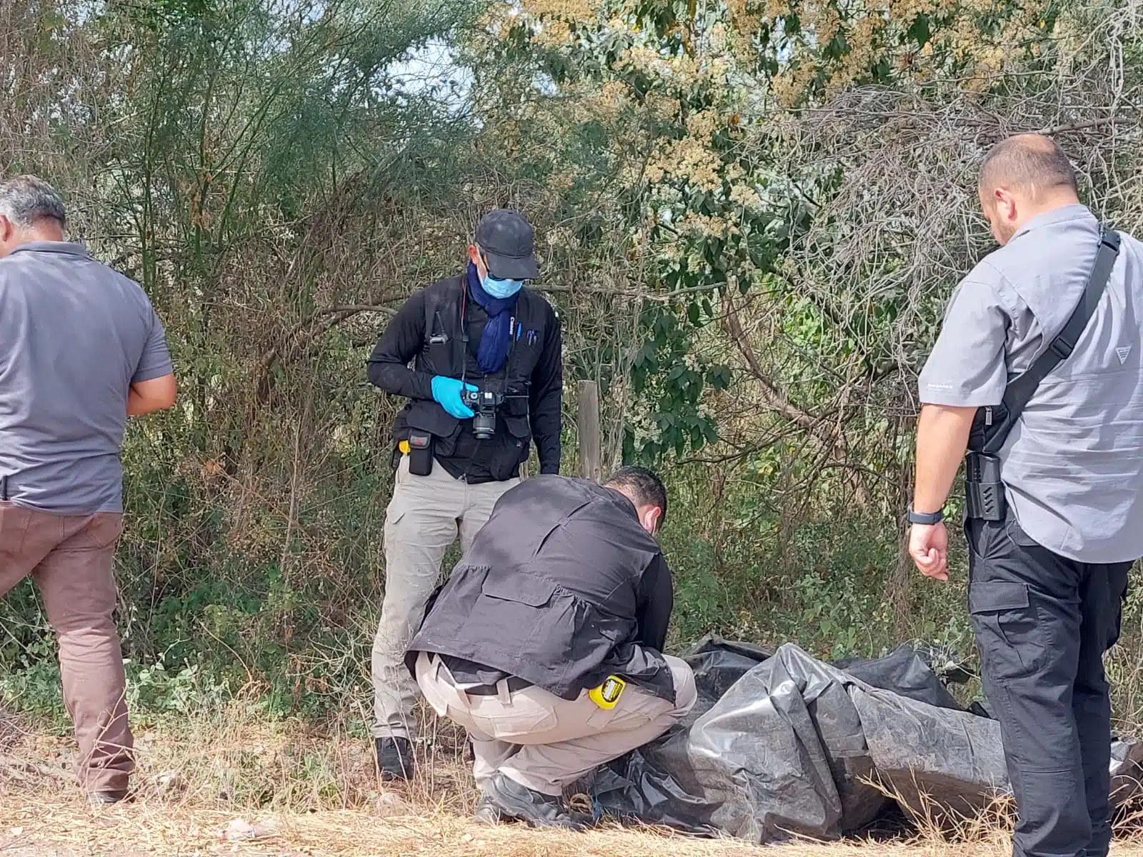 El cuerpo fue hallado envuelto en plástico negro al oriente de Culiacán.