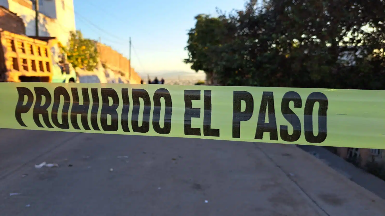 Cinta amarilla delimitando el área donde encontraron el cuerpo de un hombre calcinado en Culiacán