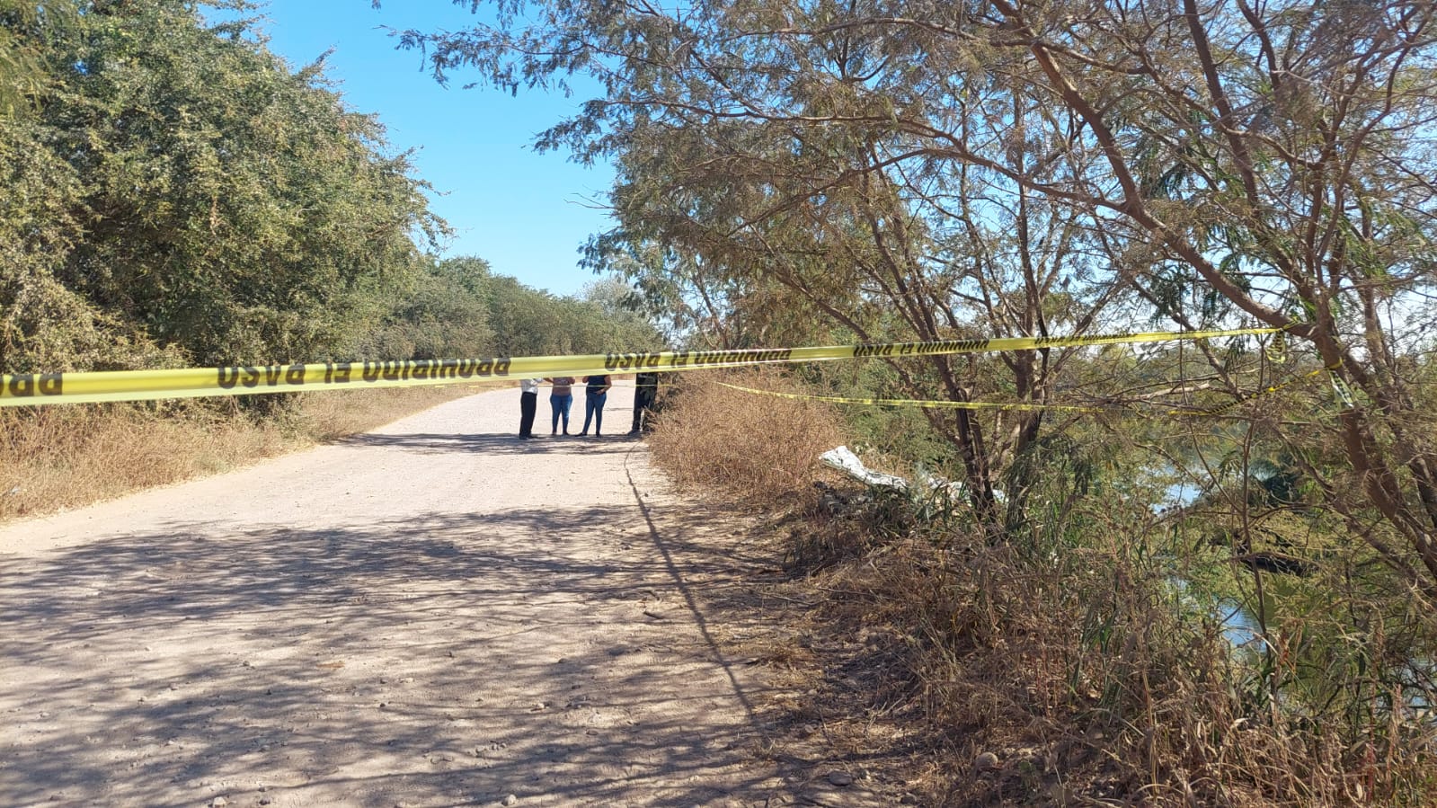 Elementos de la Policía Municipal y cinta amarilla delimitando el área del lugar donde encontraron el cuerpo sin vida de don Eliazar en Culiacán