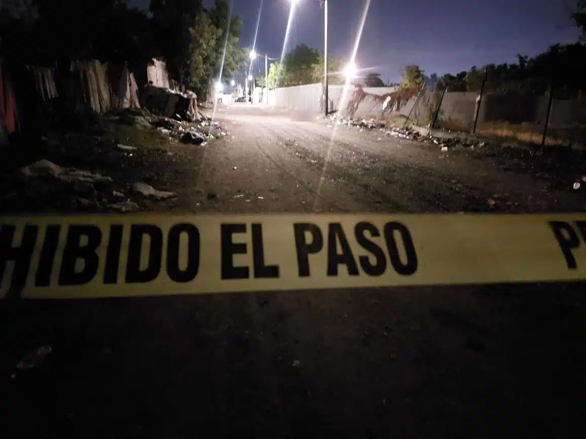 Cintia amarilla delimitando el área donde se encontró el cuerpo de un hombre quemado en Culiacán