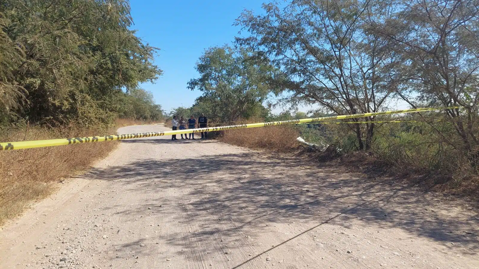 Elementos de la Policía Municipal y cinta amarilla delimitando el área del lugar donde encontraron el cuerpo sin vida de don Eliazar en Culiacán