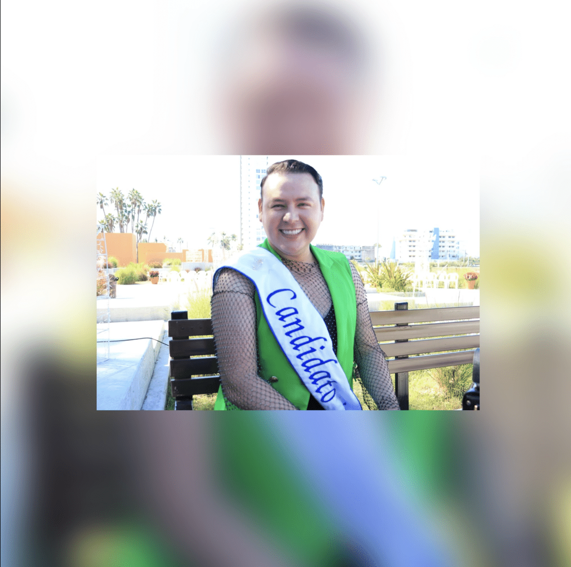 Héctor Limón con una banda de candidato a rey del carnaval 2024 en Mazatlán
