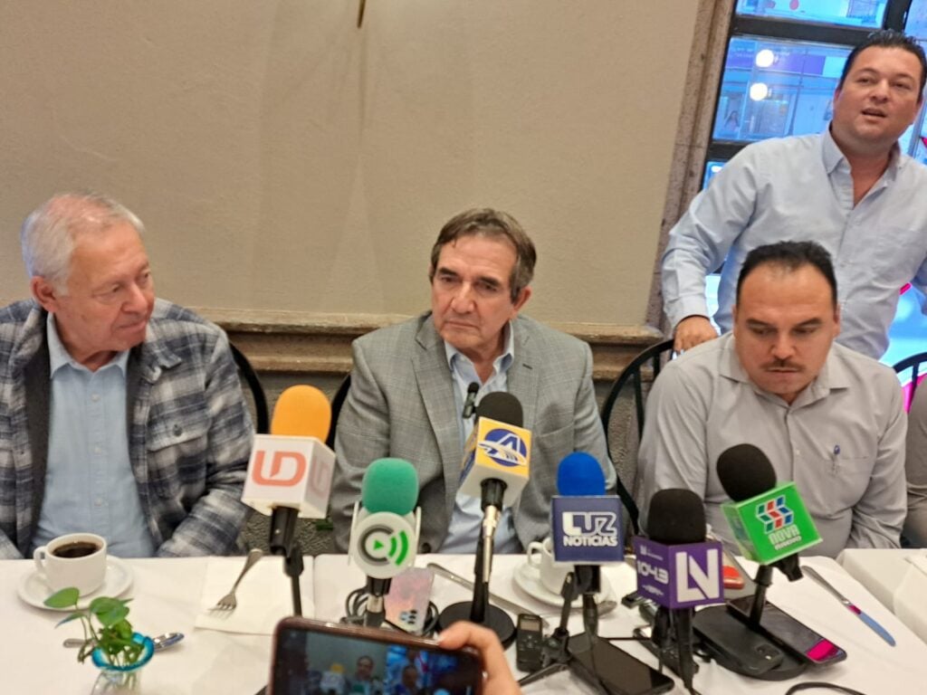 Héctor Melesio Cuen Ojeda en conferencia de prensa en Los Mochis