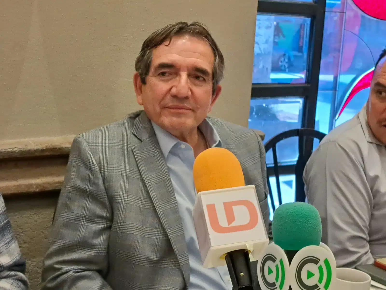 Héctor Melesio Cuen Ojeda en conferencia de prensa en Los Mochis