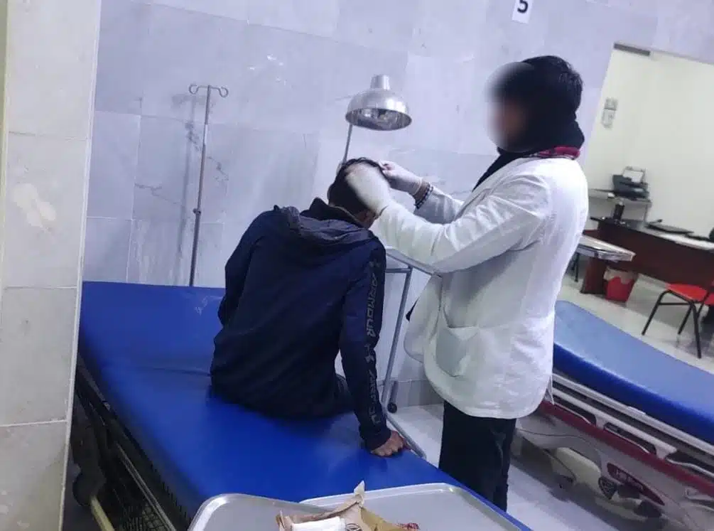 Un doctor atendiendo a una persona herida de la cabeza en Guasave