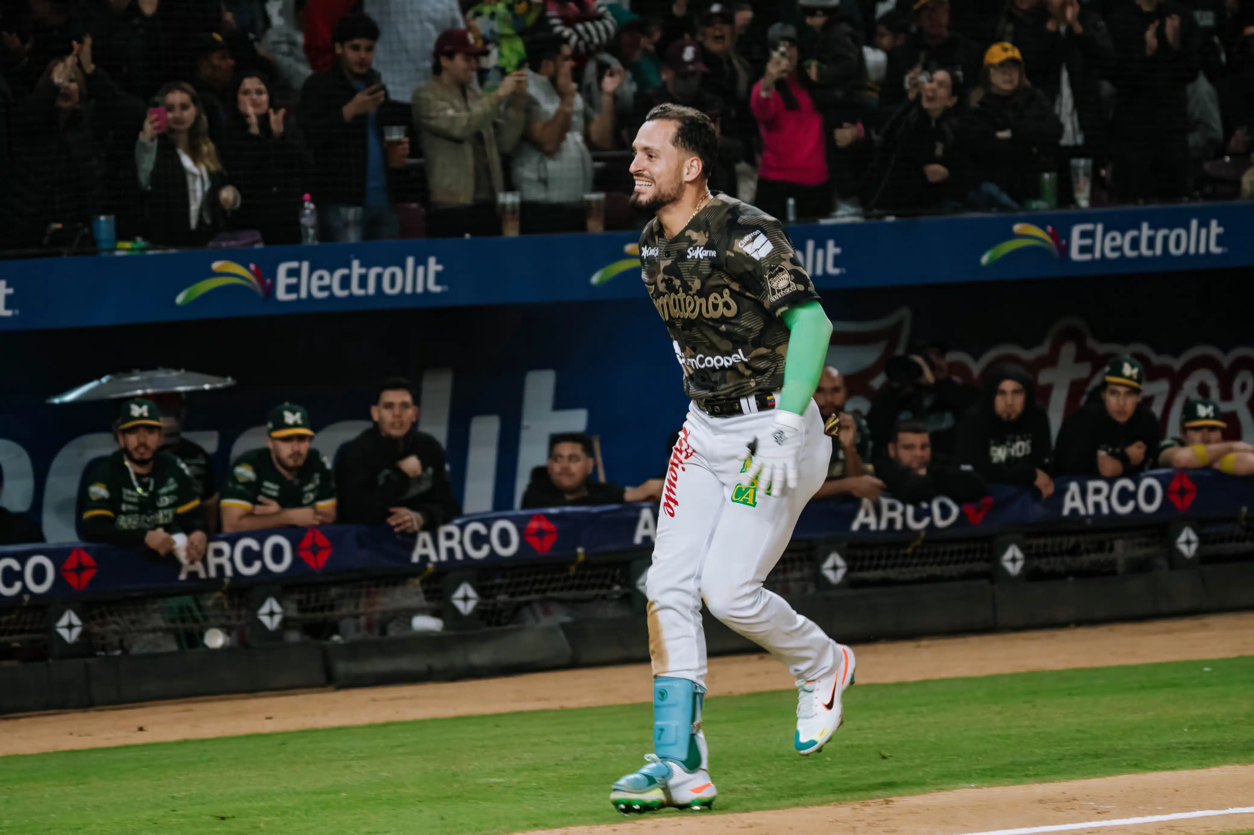 Herlis Rodríguez celebrando camino a home su cuadrangular contra Cañeros de Los Mochi