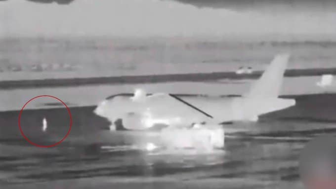 Hombre muere al ser succionado por la turbina de un avión