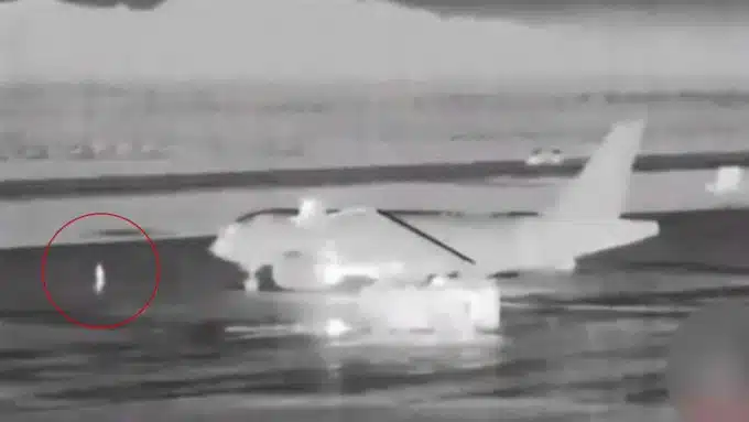 Hombre muere al ser succionado por la turbina de un avión