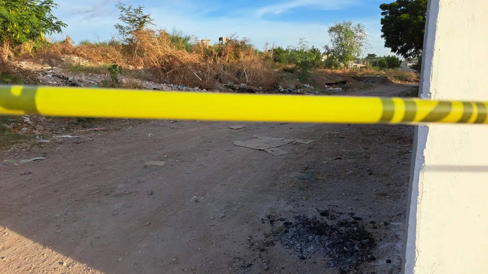 Cinta amarilla delimitando el área donde se encontró el cuerpo de un hombre asesinado en Culiacán