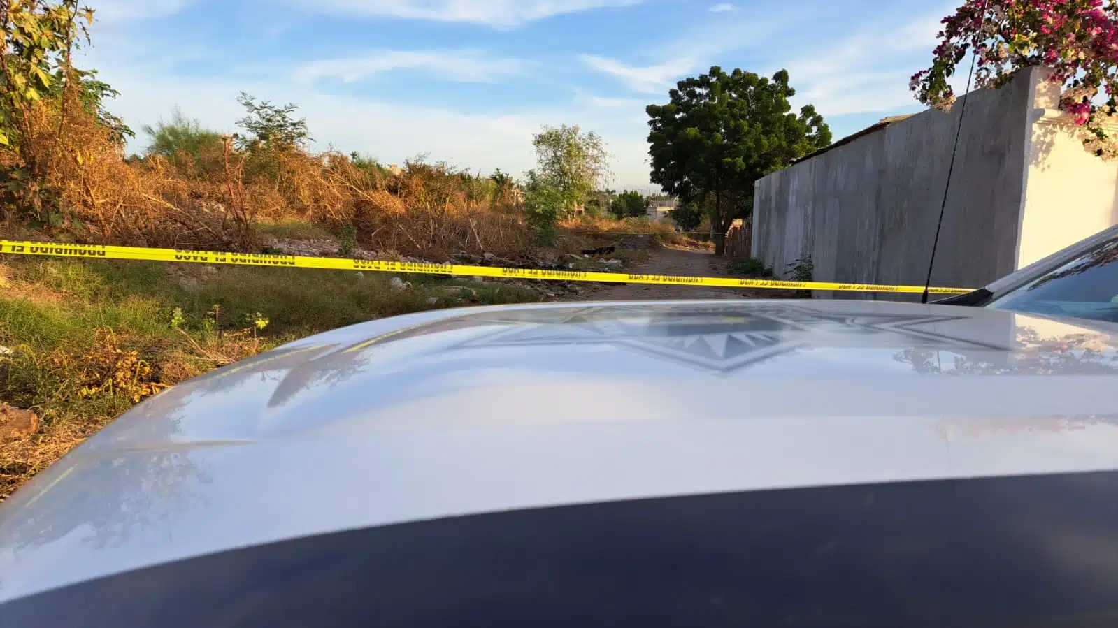Cinta amarilla delimitando el área donde se encontró el cuerpo de un hombre asesinado en Culiacán