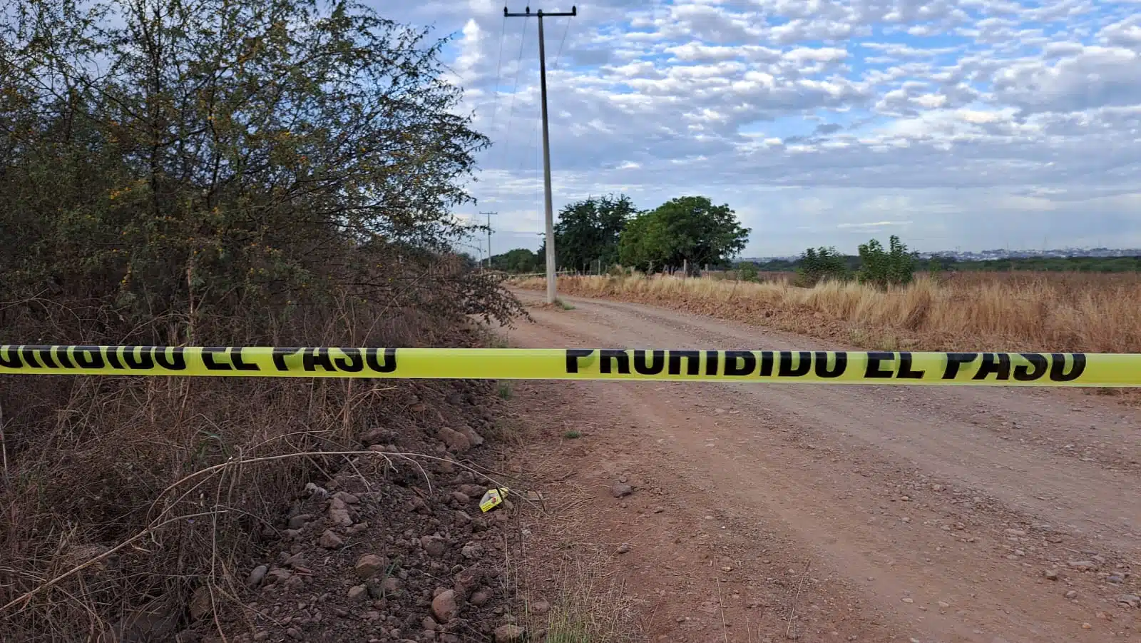 Cinta amarilla en zona de terracería donde encontraron a hombre asesinado en Culiacán