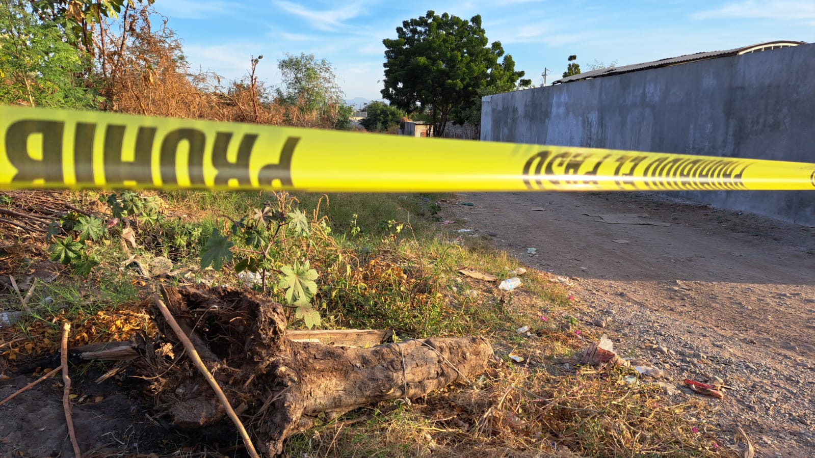Cinta amarilla delimitando el área donde se encontró el cuerpo de un hombre asesinado en Culiacán
