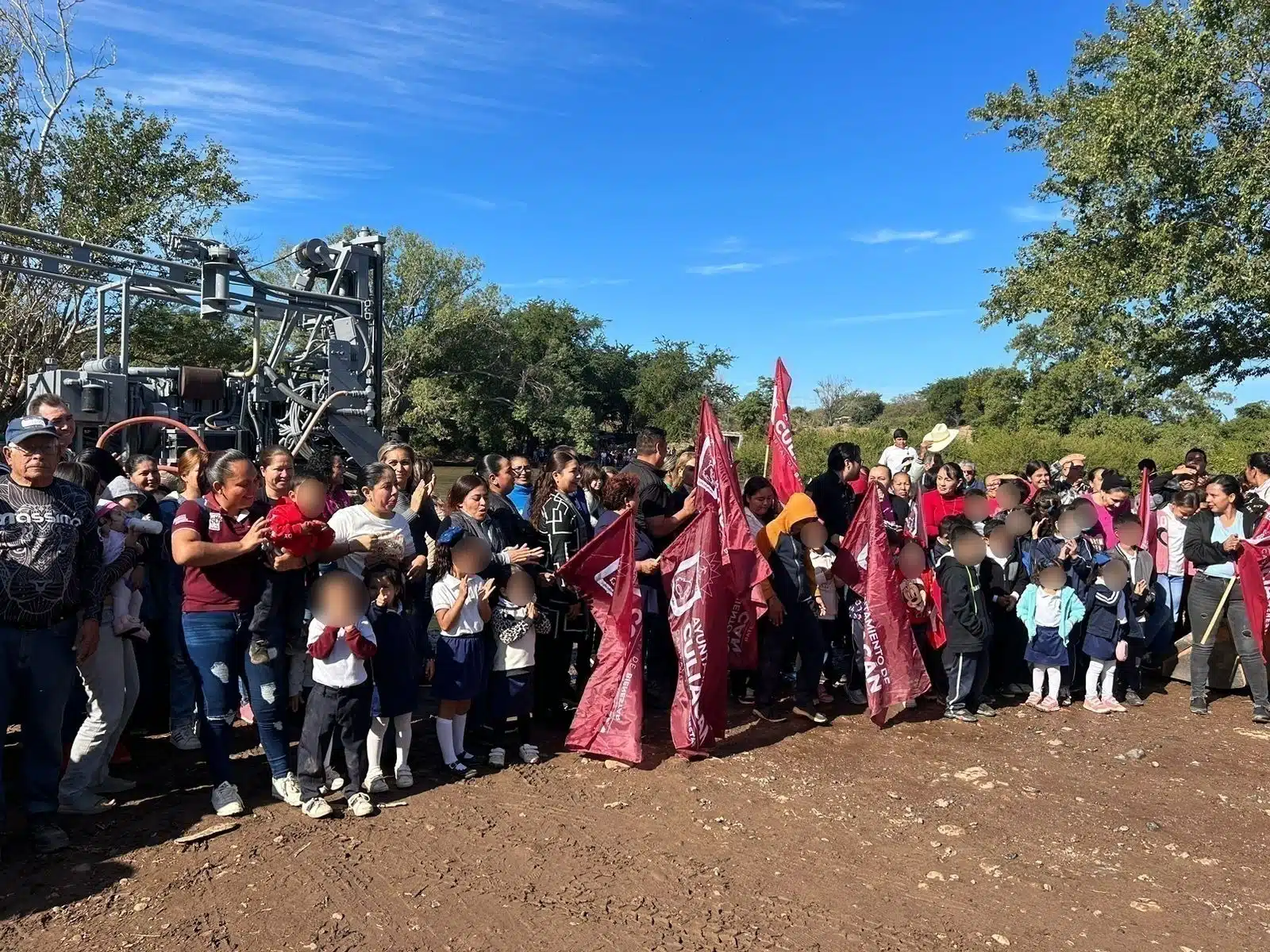 Banderas y personas en la inauguración en Tepuche
