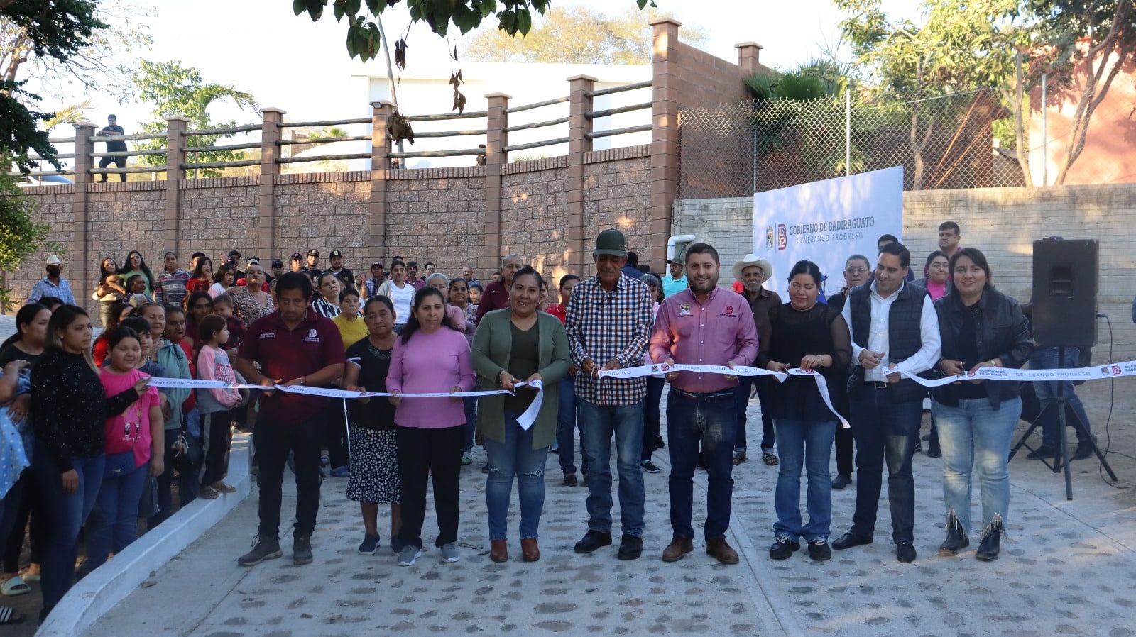 Alcalde inaugura obras de pavimentación e iluminación