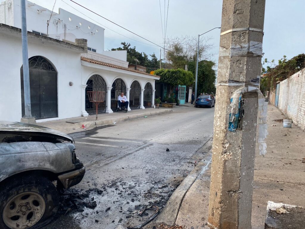 Camioneta calcinada por incendiarse en Villa Unión