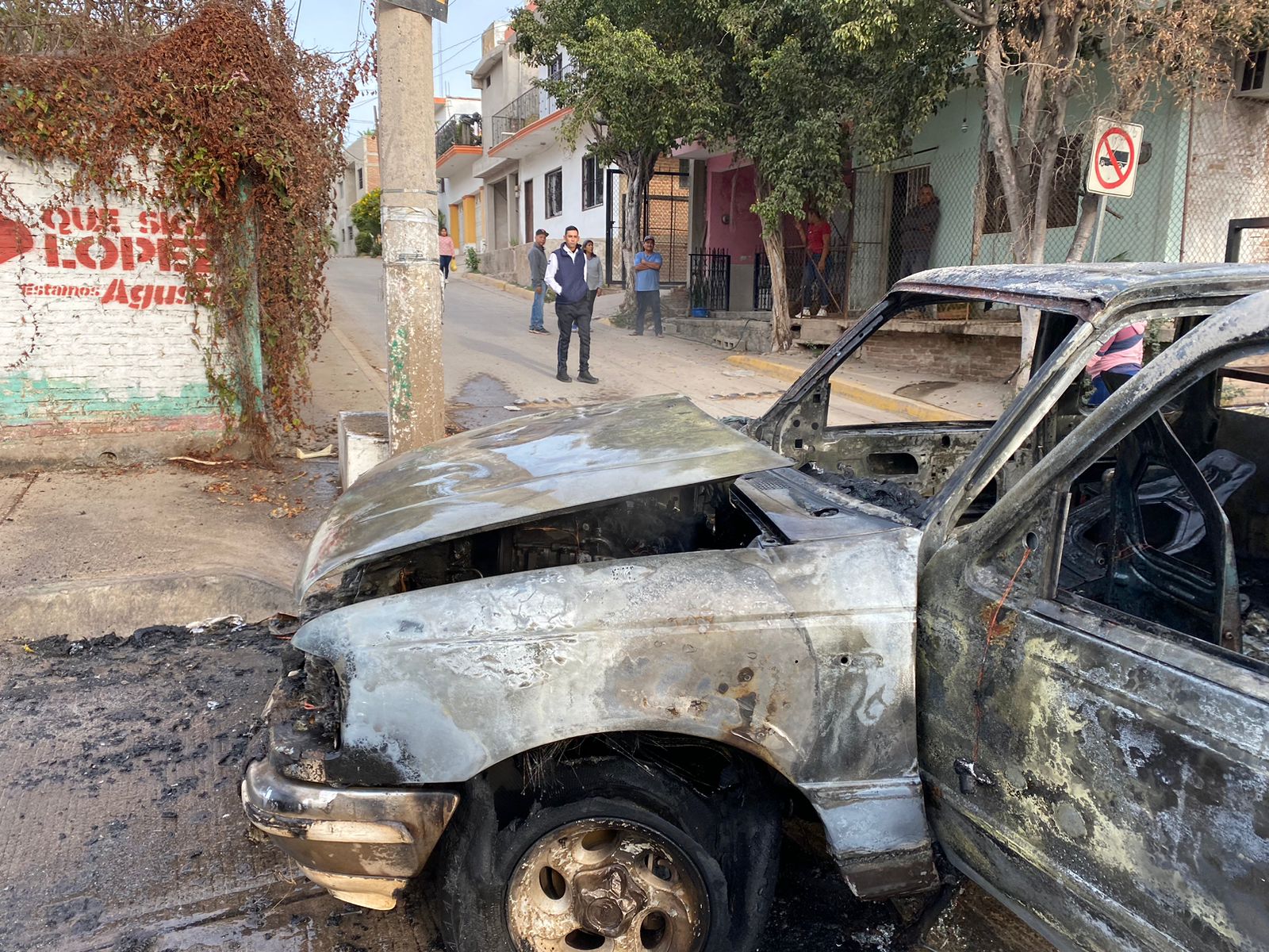 Camioneta calcinada por incendiarse en Villa Unión