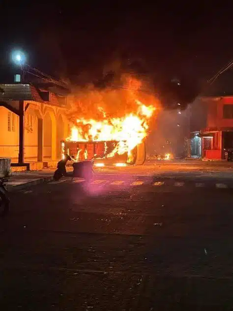 Incendian Palacio municipal de Lerdo de Tejada como protesta tras muerte de joven