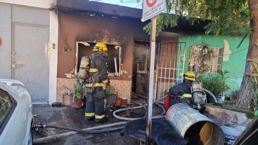 Elementos de bomberos en un incendio de una casa en Culiacán