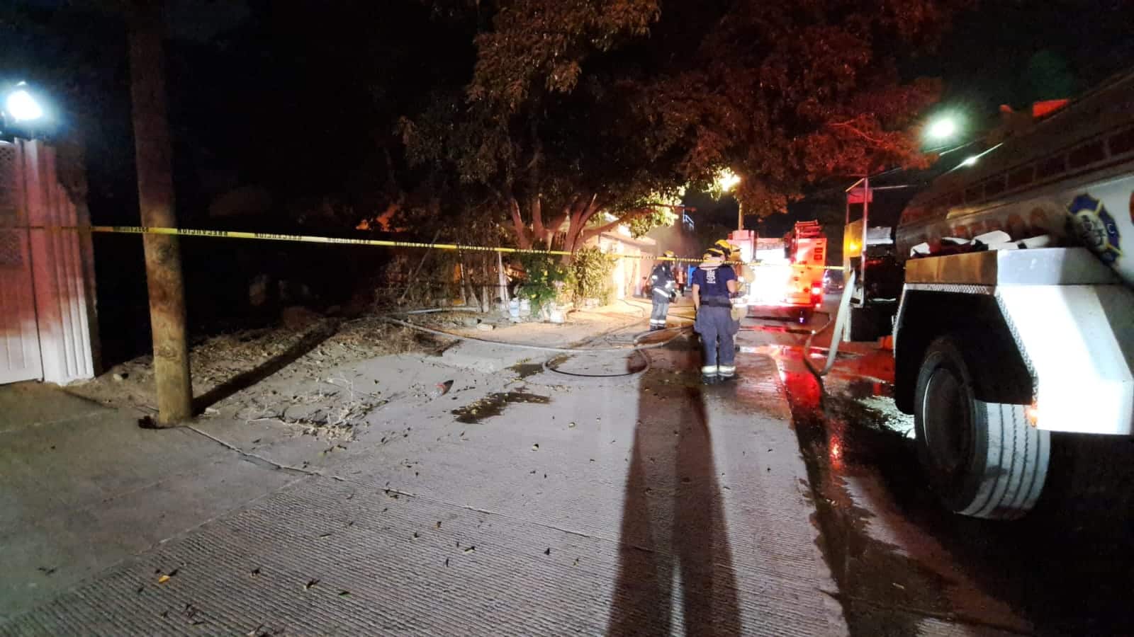 Camión y elementos de bomberos en un incendio en Culiacán
