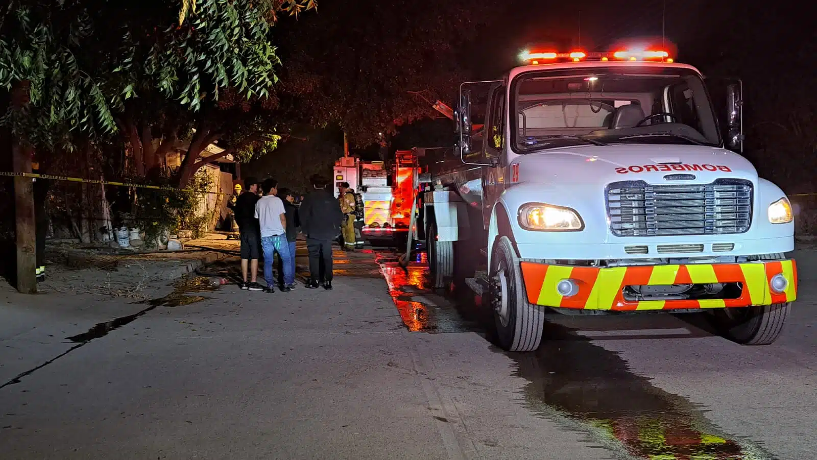 Camión y elementos de bomberos, y jóvenes en un incendio en una colonia de Culiacán
