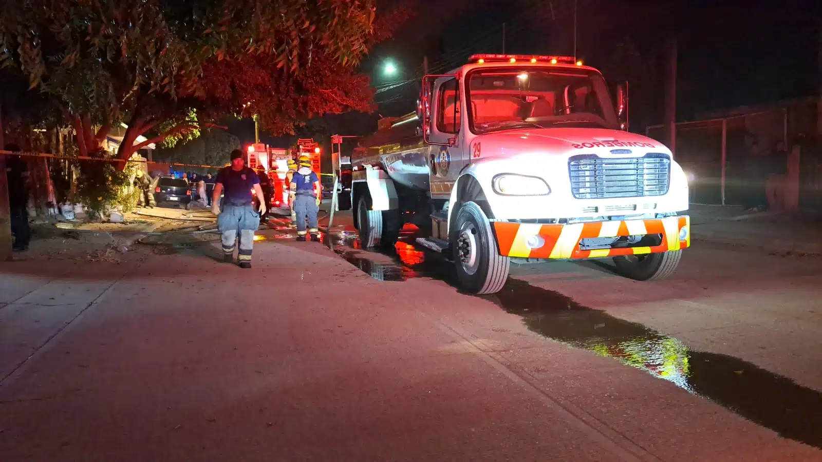 Camión y elementos de bomberos en un incendio en Culiacán
