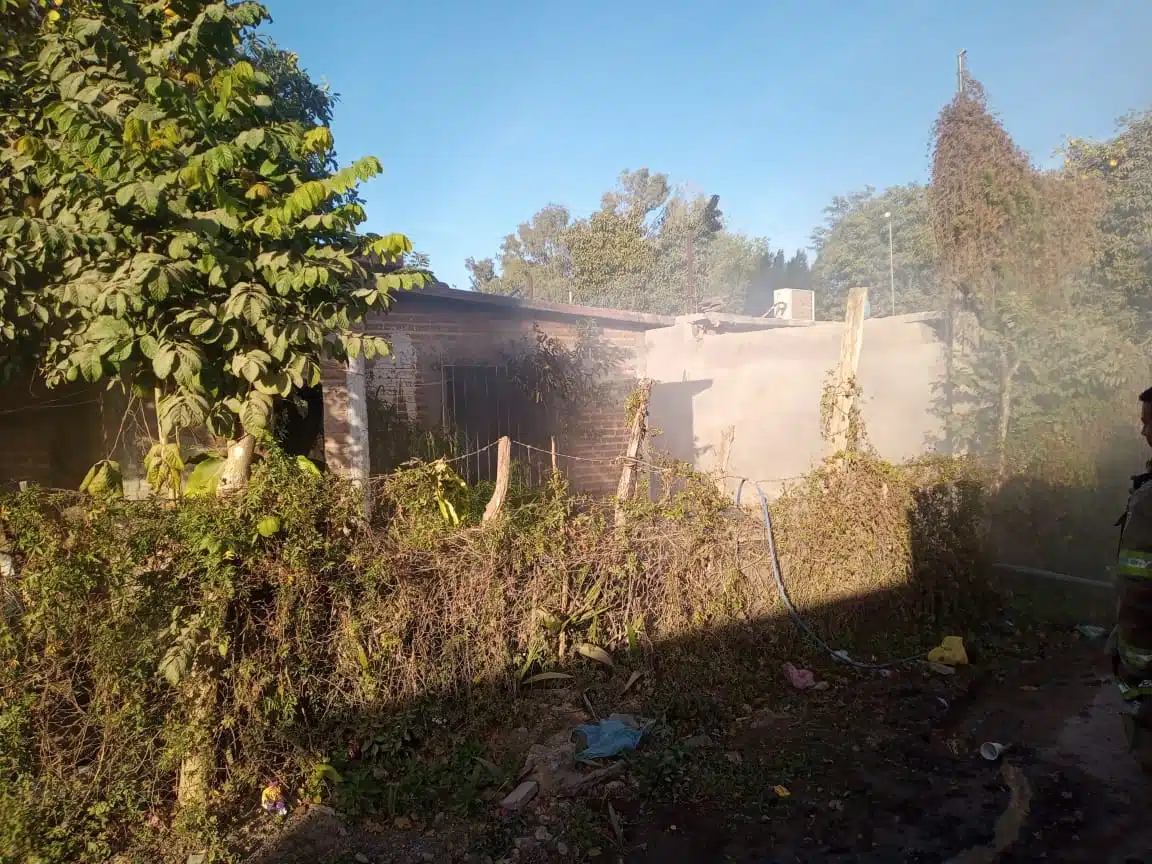 Se presume que unas veladoras provocaron el incendio en la vivienda.