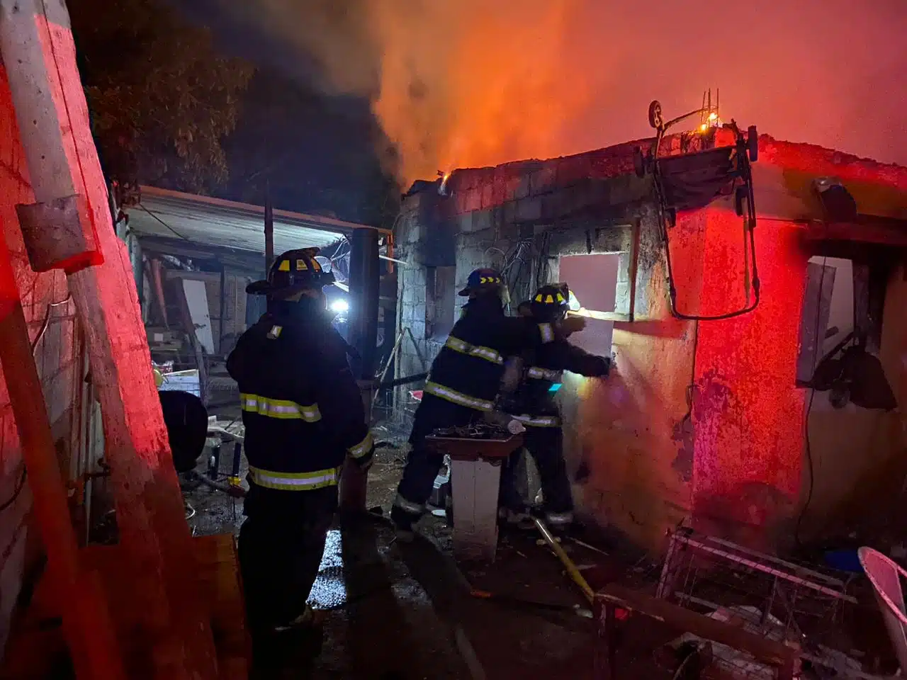 Bomberos en el lugar del incendio de una casa en invasión Demetrio Vallejo en Mazatlán