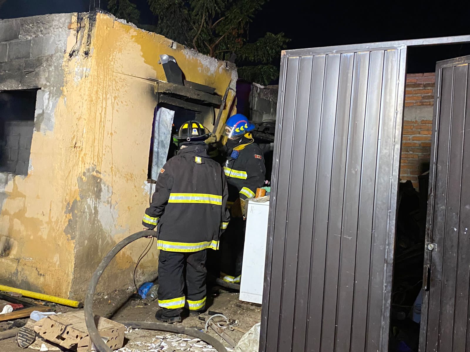 Bomberos en el lugar del incendio de una casa en invasión Demetrio Vallejo en Mazatlán