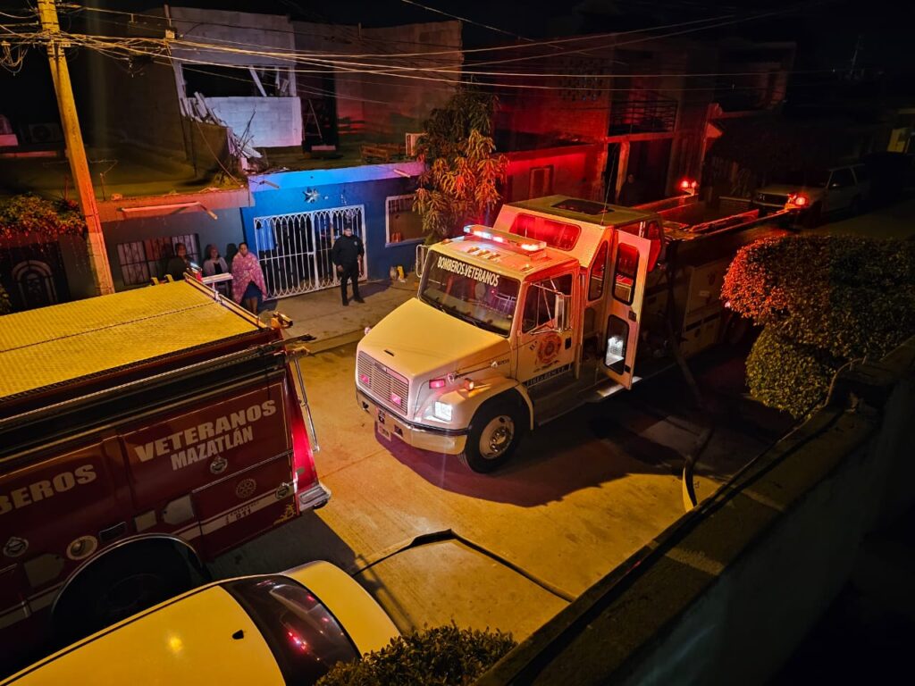 Camiones de bomberos y de rescate en Mazatlán