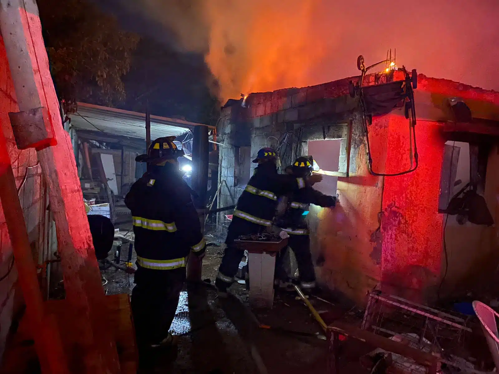 Bomberos en el lugar del incendio de una casa en invasión Demetrio Vallejo en Mazatlán