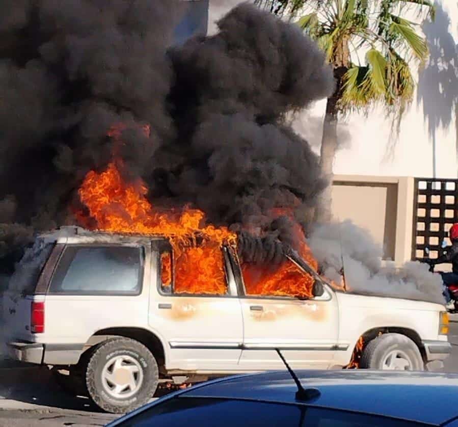 Al parecer una falla en la parte frontal provocó el incendio en la unidad.