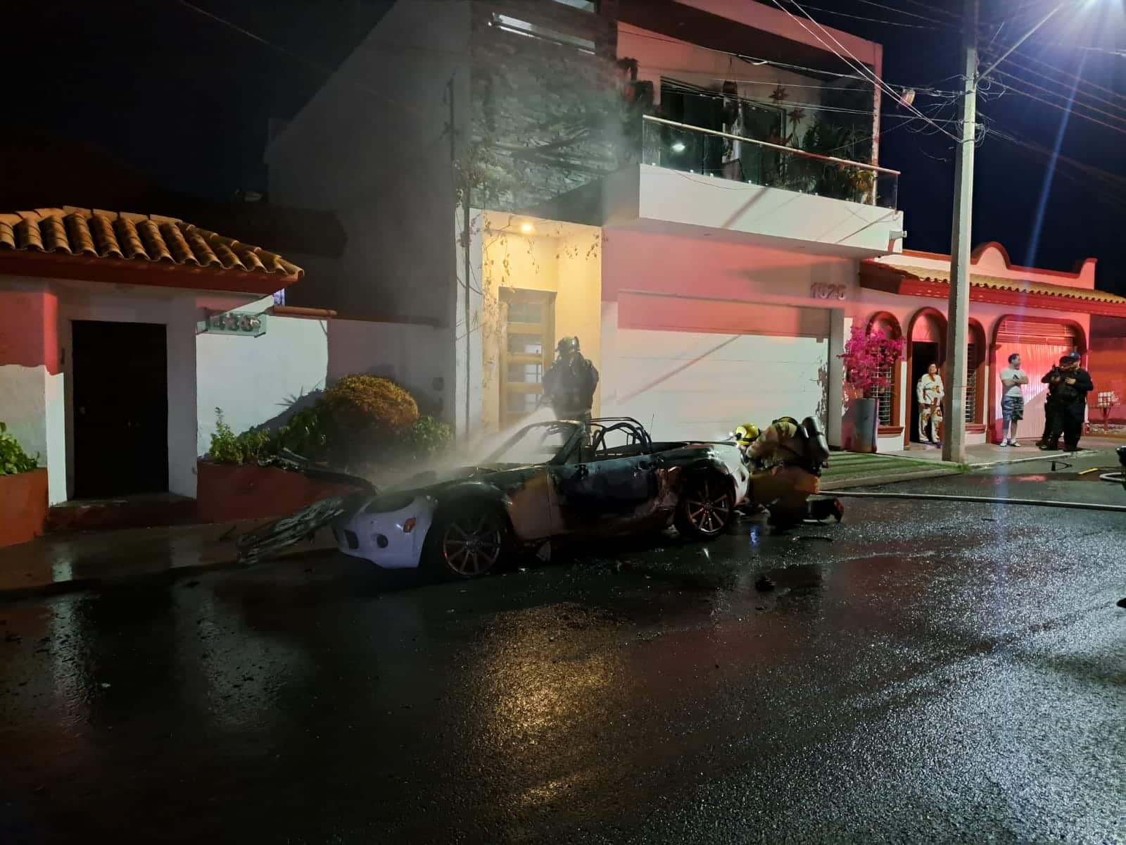 El automóvil resultó con pérdida total tras incendiarse.
