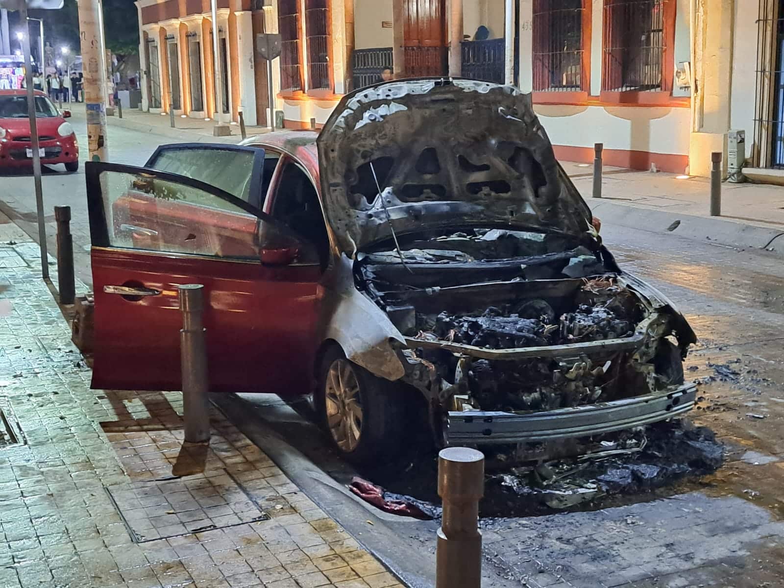 El auto quedó prácticamente en pérdida total.