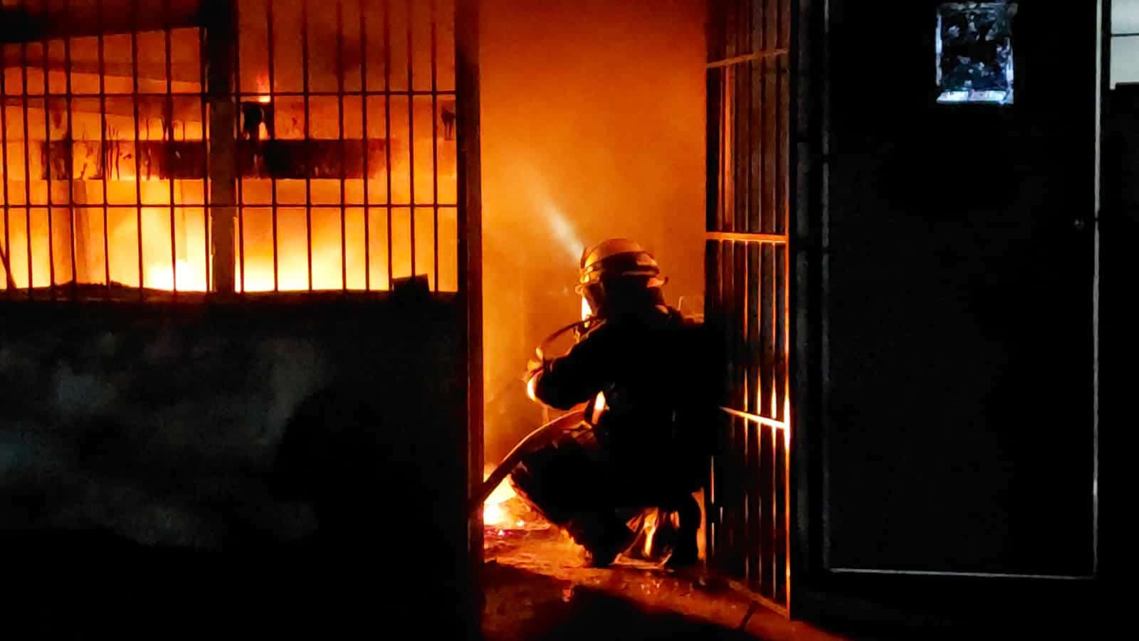 Bomberos lograron controlar el incendio en cuestión de minutos.
