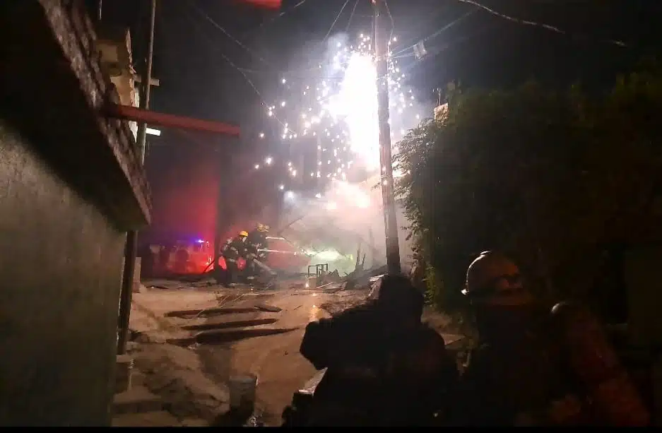 Incendio arrasa una vivienda en Culiacán.