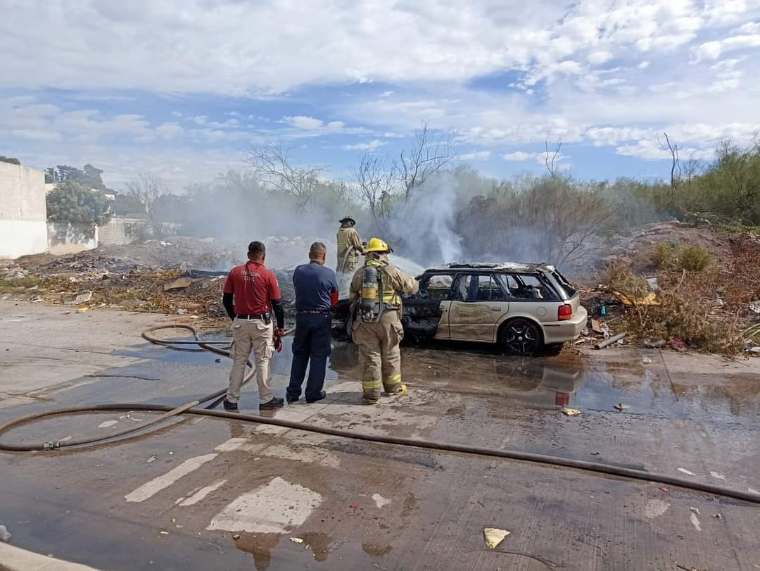 Protección Civil y Bomberos se hicieron cargo de controlar el fuego.