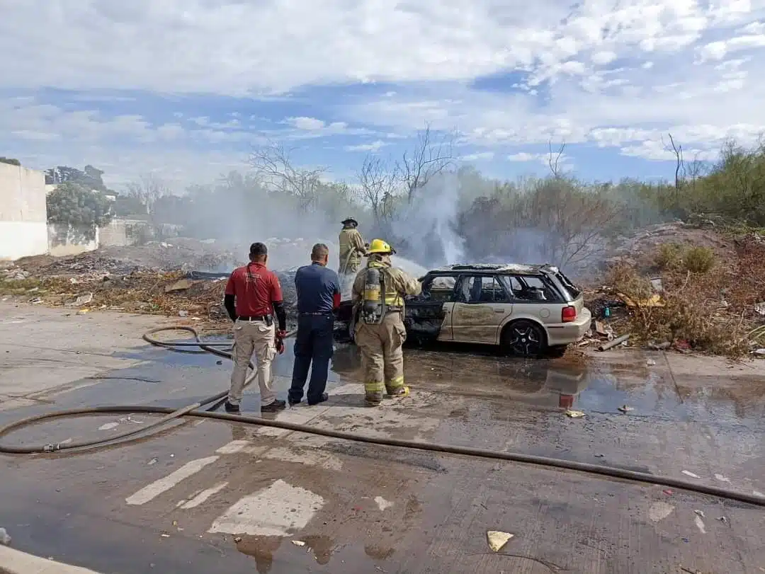 Protección Civil y Bomberos se hicieron cargo de controlar el fuego.