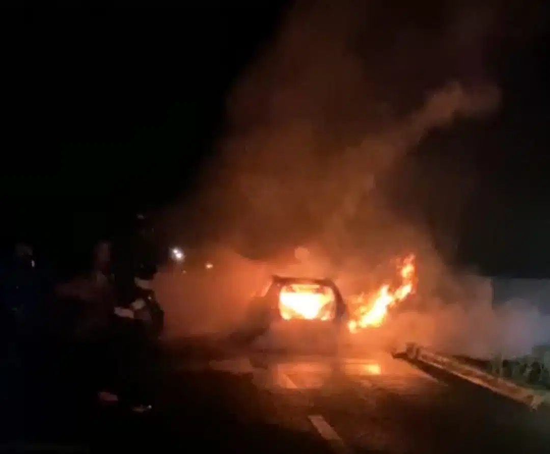 El automóvil fue localizado envuelto en llamas y abandonado.