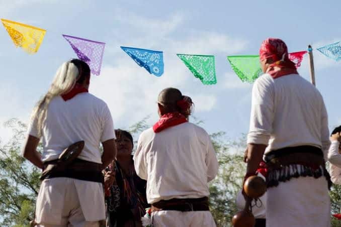 Tres indígenas de espaldas