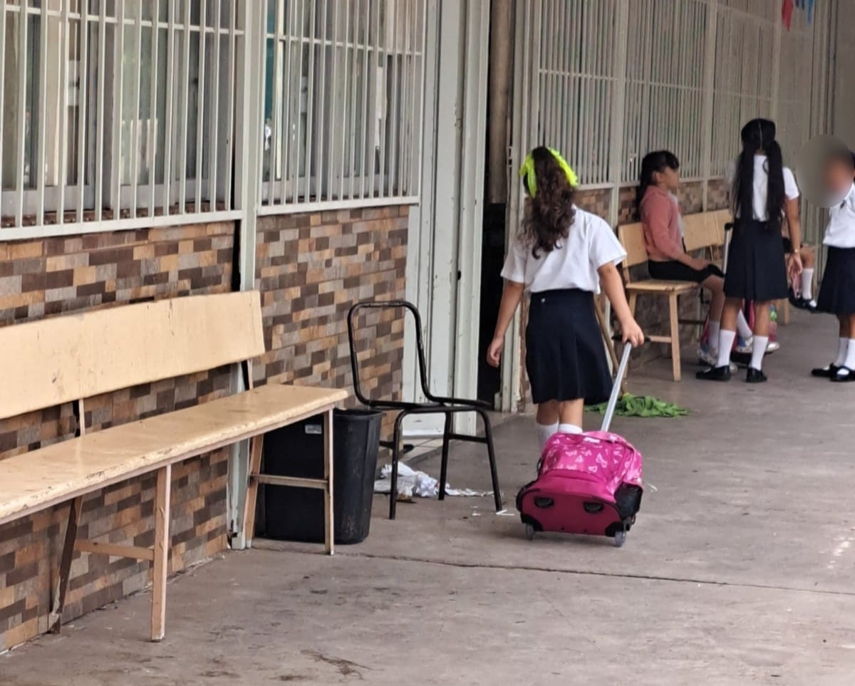 Niña entrando al salon de clases
